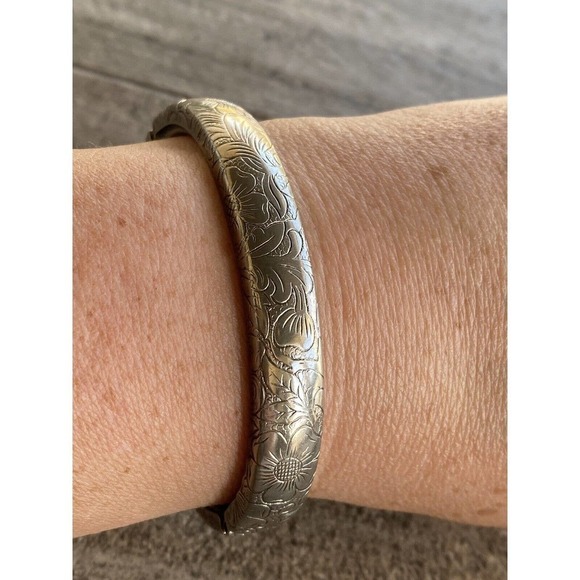 A beautiful vintage cuff bracelet with floral design features safety chain - Picture 8 of 12